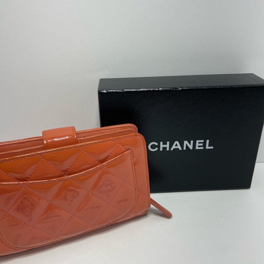 Chanel Patent Wallet pre loved in salmon color with silver cc logo, with box. - Picture 9 of 11